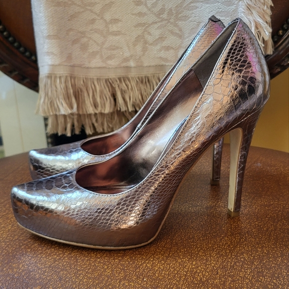 BCBGeneration Parade Bronze Platform Pumps SZ. 8M - Picture 4 of 11